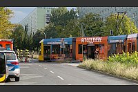Nach einem Zusammenstoß mit einem Reisebus entgleist eine Tram. - © Torsten Holtz/dpa