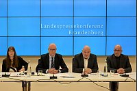 Nach der Landtagswahl Brandenburg: SPD und BSW mit beiden Parteichefs Dietmar Woidke (SPD, 2.v.l.) und Robert Crumbach (BSW, 2.v.r.) vor Koalitionsverhandlungen. - © Michael Bahlo/dpa