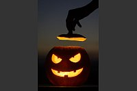 Halloween in der Schweiz: ein ausgehöhlter, beleuchteter Kürbis mit einem geschnitzten grinsenden Gesicht. - © Laurent Gillieron/KEYSTONE/dpa