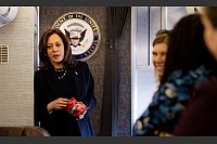Kamala Harris, US-Vizepräsidentin und die demokratische US-Präsidentschaftskandidatin, knabbert ein paar Chips auf dem Heimweg. - © Erin Schaff/The New York Times Pool via AP/dpa