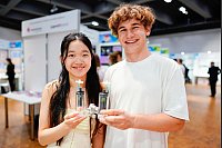 Tina Thao-Nhi Schatz und Anthony Eliot Striker aus Berlin, Sieger im Fachgebiet Biologie, halten eine Vorrichtung in den H&auml;nden, mit deren Hilfe sie Bakterien f&uuml;r Brennstoffzellen erforschen. - &copy; Uwe Anspach/dpa