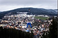 Überflieger: Pius Paschke fliegt in Titisee-Neustadt zum nächsten Sieg. - © Philipp von Ditfurth/dpa