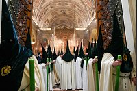 Karwoche in Sevilla: Büßer der Macarena-Bruderschaft ziehen durch die Nacht - © Francisco J. Olmo/EUROPA PRESS/dpa