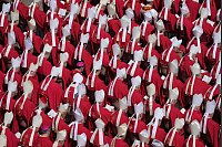 Papst Franziskus gestorben: Kleriker bei der Beerdigung von Papst Franziskus auf dem Petersplatz im Vatikan. - © Markus Schreiber/AP/dpa