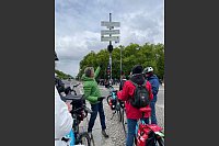 Orientierung ist gefragt: Die Reisegruppe vor Wegweisern in Berlin. - © Anita Arneitz/dpa-tmn