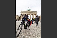 Symbolischer Start: Am Brandenburger Tor in Berlin beginnt der Fernradweg. - © Anita Arneitz/dpa-tmn