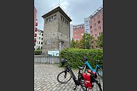 Beim einstigen Wachturm Kieler Straße in Spandau erinnert eine Inschrift an den ersten Mauertoten Günter Litfin. - © Anita Arneitz/dpa-tmn