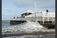 Die «Alte Liebe» wurde 1733 erbaut – als Schiffsanleger und Wellenbrecher. Sie bietet als Aussichtsplattform einen tollen Blick auf die Elbe. - © Ingo Wagner/dpa/dpa-tmn