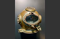 Ebenfalls im «Windstärke 10» ausgestellt: ein antiquierter Taucherhelm. - © Wolfgang Stelljes/dpa-tmn