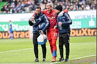 Torwart Loris Karius muss verletzt vom Feld. - © Daniel Löb/dpa