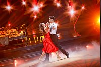 Diego Pooth und Ekaterina Leonova tanzen in der RTL-Tanzshow «Let's Dance» im Coloneum. - © Thomas Banneyer/dpa