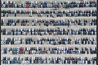 Neuwagen von Volkswagen stehen auf dem Gelände vom VW Stammwerk. - © Julian Stratenschulte/dpa