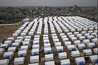 Ein neu errichtetes Zeltlager für vertriebene Palästinenser in Gaza-Stadt. - © Jehad Alshrafi/AP/dpa