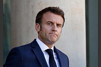 Frankreichs Pr&auml;sident Emmanuel Macron beobachtet die Ankunft von Bundeskanzler Scholz. - &copy; Ludovic Marin/AFP/dpa