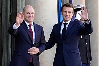 Winkend vor dem Elys&eacute;epalast: Emmanuel Macron (r) und Olaf Scholz. - &copy; Christophe Ena/AP/dpa