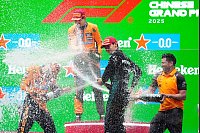 Formel 1 in China: Sieger Piastri, Norris & Russell feiern auf dem Podium! - © Uncredited/AP/dpa