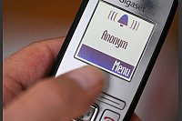 Mit Schockanrufen wollen die Täter an das Ersparte von Senioren kommen. (Symbolbild) - © Bernd Weißbrod/dpa