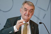 NRW-Innenminister Herbert Reul (CDU) rät Betroffenen, sich an die Polizei zu wenden. (Archivbild) - © Henning Kaiser/dpa