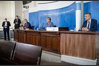 Die damalige Kanzlerin Angela Merkel stützte ihren Anti-Corona-Kurs auch auf den Präsidenten des Robert Koch-Instituts (RKI), Lothar Wieler. - © Michael Kappeler/dpa-pool/dpa
