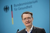 Karl Lauterbach (SPD) übernahm den Kampf gegen Corona von Amtsvorgänger Jens Spahn (CDU). - © Sebastian Christoph Gollnow/dpa