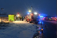 Warum der Bus von der Fahrbahn abkam, ist noch unklar. - © Stefan Csevi/dpa