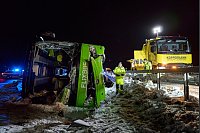 Großeinsatz auf der A11: An einem Parkplatz im Nordosten Brandenburgs sterben bei einem Busunfall zwei Menschen. - © Michael Ukas/dpa