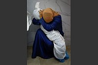 Die Pal&auml;stinenserin Inas Abu Maamar, 36, umarmt im Nasser-Krankenhaus in Chan Junis die Leiche ihrer 5-j&auml;hrigen Nichte Saly, die bei einem israelischen Angriff get&ouml;tet wurde. Das Bild von Mohammed Salem wurde als Weltpressefoto 2024 ausgezeichnet. mit dem ersten Preis aus. - &copy; Mohammed Salem/Reuters/dpa