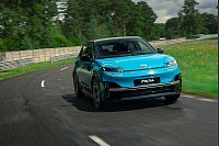 Den habe ich doch schon mal irgendwo gesehen? Nun ja, ganz identisch nicht - aber der neue Micra basiert auf dem Renault R5. - © Guillem Hernandez/Nissan/dpa-tmn