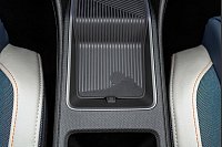 Kon\\\'nichiwa, ich bin doch ein kleiner Japaner: Auf der Gummimatte in der Mittelkonsole ist der Umriss des Fujiyamas zu sehen. - © Sebastien Mauroy/dpa-tmn