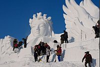 K&uuml;nstler arbeiten an einer Schneeskulptur. - &copy; Wang Song/XinHua/dpa