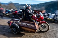 "Elefantentreffen" der Motorradfahrer im Bayerischen Wald: Ein Motorrad mit einem Sarg als Seitenwagen fährt auf dem Gelände des Elefantentreffens. Das Treffen für Motorradfahrer findet noch bis zum 02.02.2025 in Thurmansbang statt. - © Armin Weigel/dpa