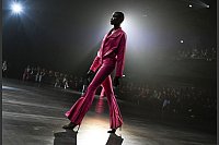 Ein Model zeigt eine Kreation des Designers Kilian Kerner zum Beginn der Berlin Fashion Week. - © Jens Kalaene/dpa