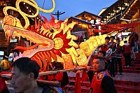 Der Drache leuchtet: Menschen nehmen an einer Drachenparade im Kreis Xuan'en in der zentralchinesischen Provinz Hubei teil. Die Menschen feiern das chinesische Neujahr mit verschiedenen Aktivitäten. - © Song Wen/XinHua/dpa