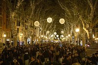 Lichtermeer zur Vorweihnachtszeit. - © Clara Margais/dpa