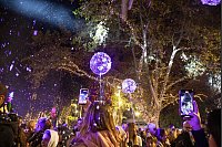 Warmes Wetter und bunte Lichter. - © Clara Margais/dpa