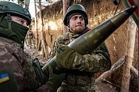 Ukrainische Soldaten der 26. Artilleriebrigade laden in der Region Donezk Munition in eine Panzerhaubitze. - © Evgeniy Maloletka/AP/dpa
