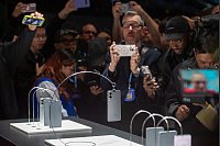 amsung gibt bei der Vorstellung der Smartphone-Reihe Galaxy S25 auch einen Ausblick auf das dünnere Modell Edge. - © Andrej Sokolow/dpa