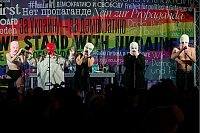Sie sind immer noch wild und immer noch wütend. Beim Konzert der Band Pussy Riot gegen den Krieg in der Ukraine am Brandenburger Tor stehen Bandmitglieder mit Stoffmasken auf der Bühne. - © Michael Ukas/dpa