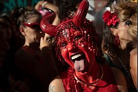 Teufel im Leib: Eine als Teufel verkleidete Feiernde streckt ihre Zunge während des Straßenfestes «Ceu na Terra» («Himmel auf Erden») vor dem Karneval in Rio de Janeiro heraus. - © Bruna Prado/AP/dpa