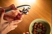 Schritt 2: Pressen, bis es knackt. - © Christin Klose/dpa-tmn