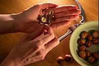 Fazit: Die Nuss ist geschält, aber leider nicht ganz geblieben. - © Christin Klose/dpa-tmn