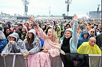 Für Freitag haben die Veranstalter rund 90.000 Besucher auf dem Glücksgefühle-Festival erwartet. - © Uwe Anspach/dpa