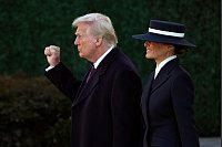Amtseinführung Trump: Der designierte Präsident Donald Trump ballt die Faust, während er mit seiner Frau Melania nach einem Gottesdienst die St. John's Episcopal Church gegenüber dem Weißen Haus in Washington verlässt. - © Matt Rourke/AP/dpa