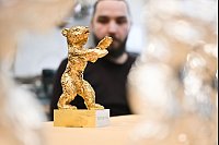 Goldene Trophäe: Der Goldene Berlinale Bär für den besten Film wird während eines Pressetermins zu der Produktion der begehrten Bären gezeigt. - © Sebastian Christoph Gollnow/dpa