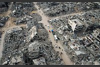 Ein Drohnenfoto zeigt vertriebene Palästinenser, die nach Rafah im Gazastreifen zurückkehren, einen Tag nach Inkrafttreten des Abkommens über eine Waffenruhe zwischen Israel und der Hamas. - © Jehad Alshrafi/AP/dpa