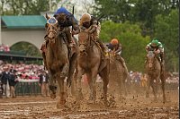 Good Cheer, geritten von Luis Saez, links, steuert auf die Ziellinie zu, um das 151. Kentucky Oaks Pferderennen in Churchill Downs in Louisville, Kentucky, zu gewinnen. Nach Regenfällen über der Rennbahn ist das Geläuf sehr matschig geworden. - © Abbie Parr/AP/dpa