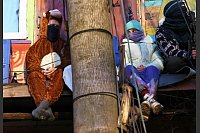 Aktivisten sitzen am Morgen des dritten Tages der Räumung des Braunkohleorts Lützerath auf der Veranda eines Baumhauses. - © Rolf Vennenbernd/dpa