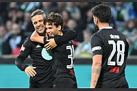 Gemeinsamer Auftritt im Weserstadion: Diego und sein Sohn. - © Carmen Jaspersen/dpa