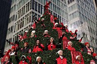 Darsteller auf dem Macy\\\'s Singing Christmas Tree-Wagen winken den Zuschauern w&auml;hrend der Macy\\\'s Thanksgiving Day Parade zu. - &copy; Jeenah Moon/AP/dpa
