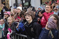 Zuschauer beobachten die vorbeiziehenden Wagen und Ballons auf der Sixth Avenue w&auml;hrend der Macy\\\'s Thanksgiving Day Parade. - &copy; Jeenah Moon/AP/dpa